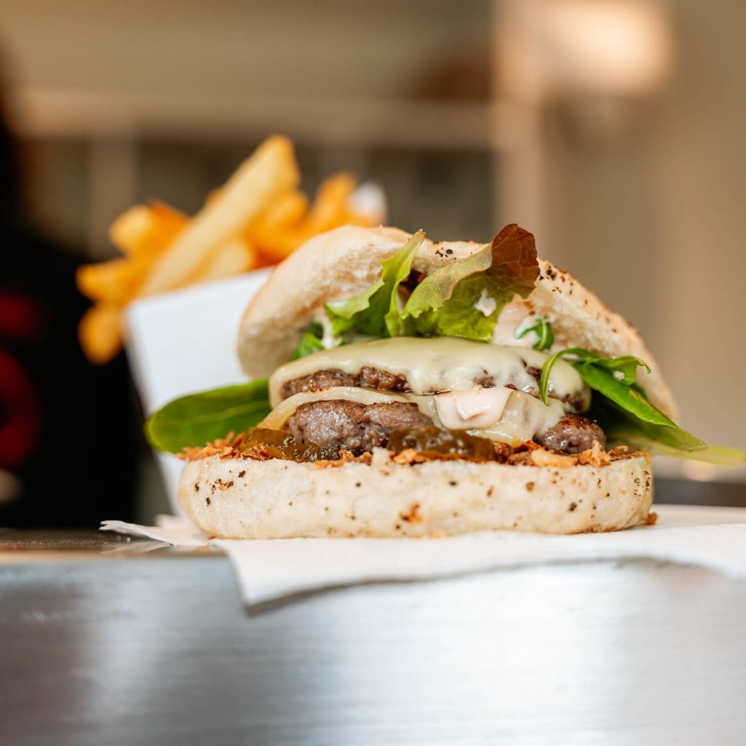 Burger artisanal Fiesta Frites food truck avec produits frais